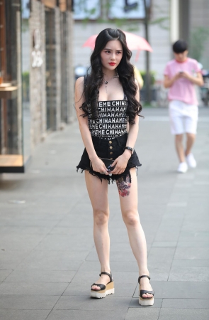 漂亮的红唇妹子