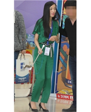 4k-苗条身材绿色连体衣裤街拍美女