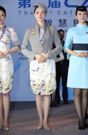 【街拍心灵】HU航空姐海天祥云旗袍超薄街拍灰丝绝了