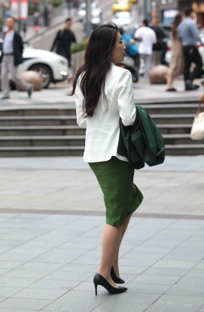 诱惑肉丝高跟街拍少妇