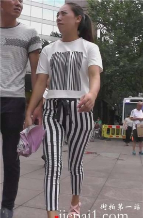 街拍紧身圆臀条纹裤马尾辫美少妇 [694 MB]