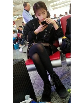 4k-候车室偶遇黑丝小萝莉美女，性感长腿颜值高。