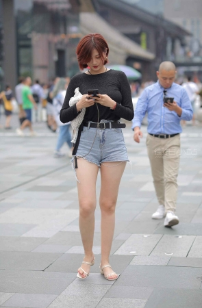 街拍短发美腿美女