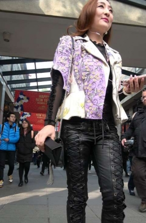 4K 性感长腿街拍皮裤高跟御姐美女 [601 MB]