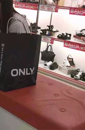 性感肉丝丝袜店里试鞋子