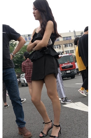 漂亮黑色连体衣小姐姐[1.97G/MP4]