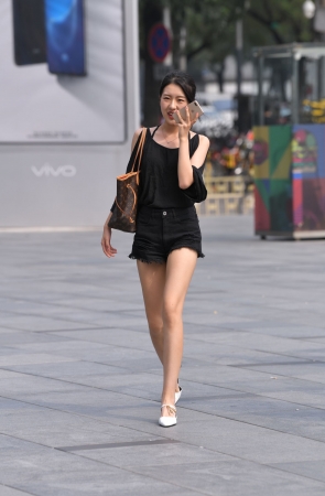 黑色热裤小姐姐