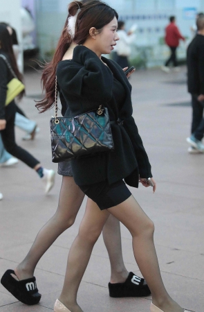 街拍黑丝高跟少妇