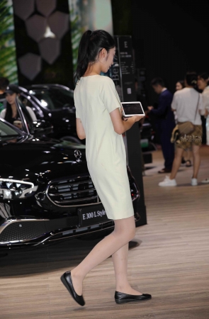 【街拍心灵】车展礼仪肉丝街拍美腿小姐姐