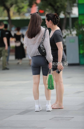 短瑜伽裤，运动鞋美女