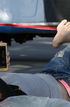 No916 黑衣少妇的白嫩足底