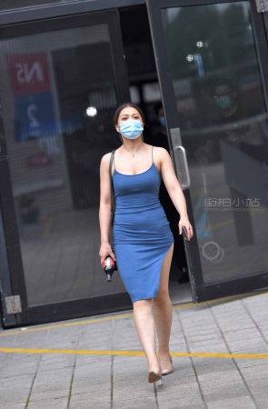 身材婀娜的蓝色群街拍美女