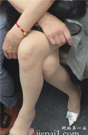 地铁上挑鞋的长腿美足女神姐姐