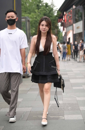 2268-14+78深v美腿少妇 18P