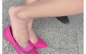 粉色尖嘴高跟鞋肉色丝袜玉足美女