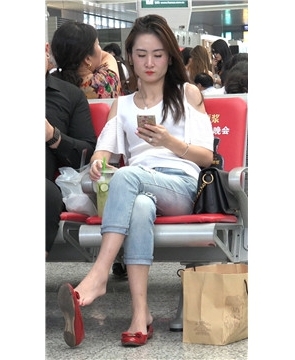 4K 红鞋紧身牛仔超高颜值美足美女 [4.65 GB/MP4]