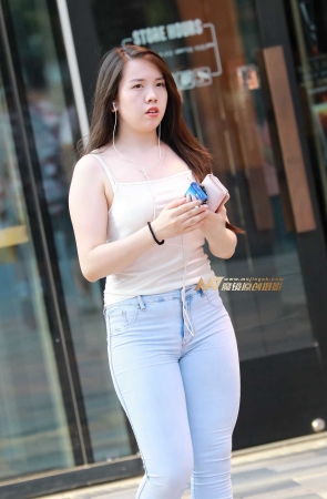 嫩肤丰臀浅牛仔