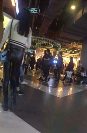 高腰紧身皮裤苹果臀长腿美女