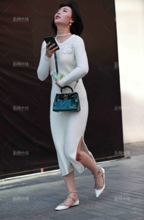 白色针织长裙美女