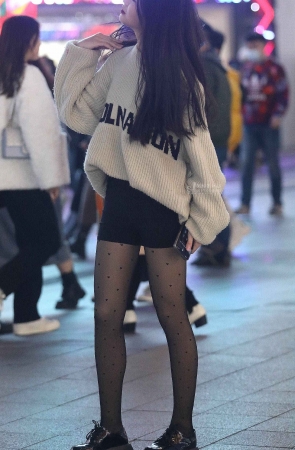 漂亮街拍黑丝妹子