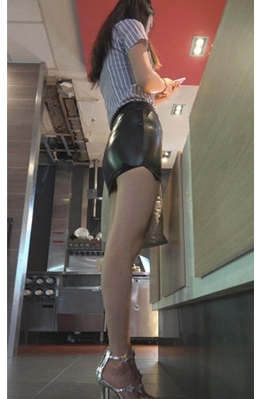 模拍漂亮的黑色皮裤包臀裙美女【套图+视频】