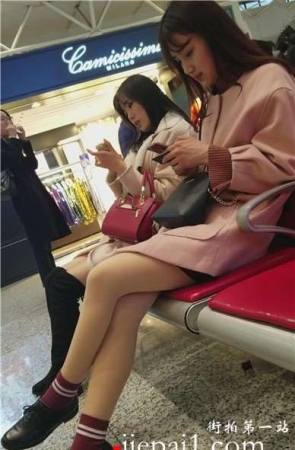 4k-候车室美腿丝袜女神姐姐跟闺蜜有说有笑