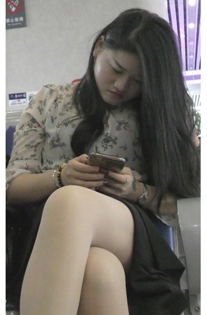 丰腴的黑丝美足妹子