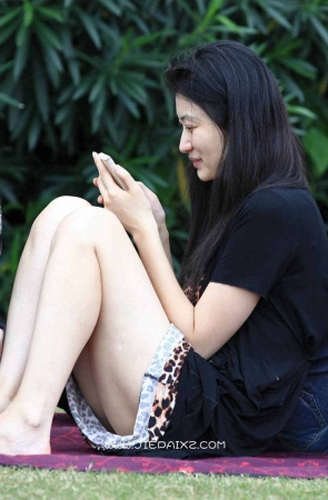 街拍高颜值美腿豹纹裙美女