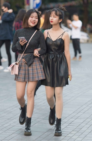 街拍短靴吊带裙小妹