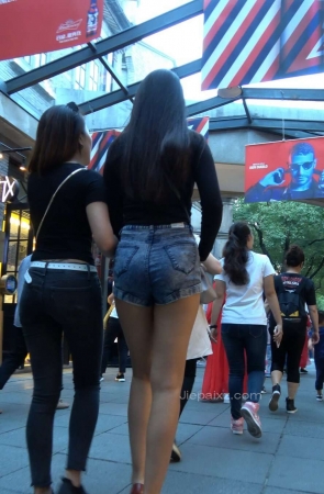 4K – 街拍顶级大长腿高跟美女悠闲下午茶 [1.29 GB/MP4]