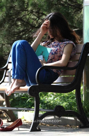 长椅上的蓝牛妹子