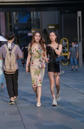 包臀紧身花裙美女