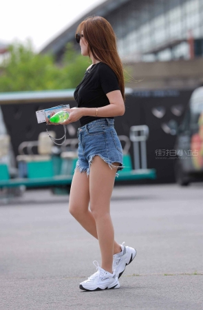 街拍黑色T恤运动型女孩