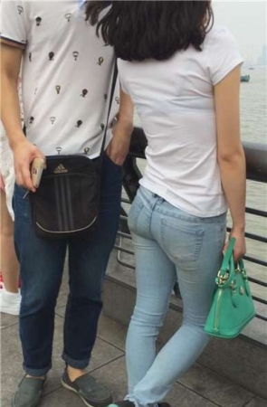 花季少女的紧身蓝牛美臀 [215 MB]