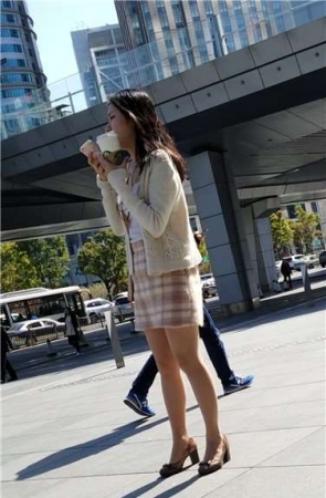 4k视频，街拍超具美女气质的丝袜腿女神