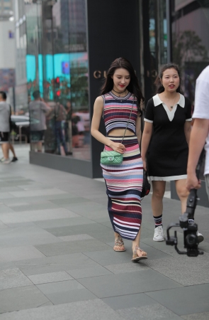 在拍抖音的小姐姐