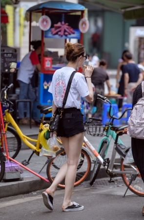 买小吃的长腿美女