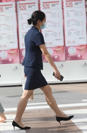 诱惑肉丝高跟街拍OL