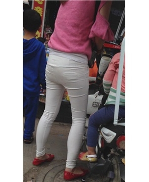 幼儿园接小孩的性感美腿红鞋极品美少妇 [676 MB]