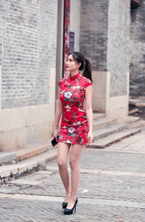 极品丝足美腿高叉旗袍古村行