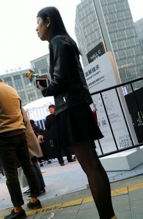 4k超清，气质短裙黑丝长腿美女在街头等密友逛街