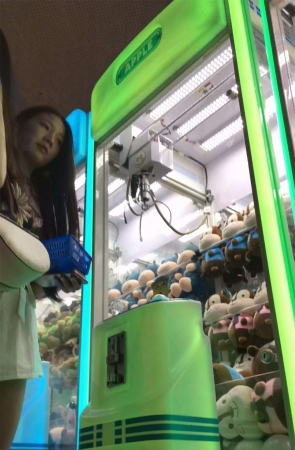 美女的裤子很宽松