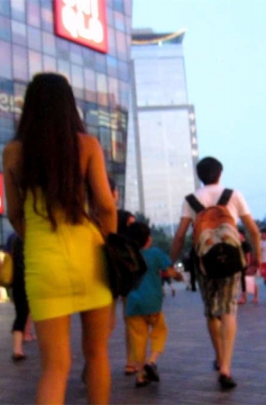 黄色紧身包臀裙美女,胸前顶着两个圆饼