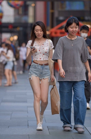 街拍碎花短衣热裤美女