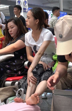 漂亮小媳妇的精致美足，搁在行李箱上翻来覆去供你尽情观赏