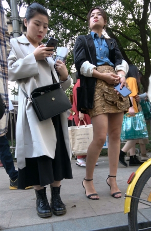 金色短裙美腿高跟鞋美女