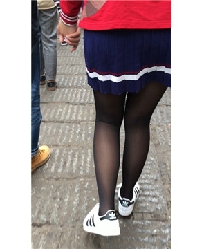 街拍黑丝学生妹