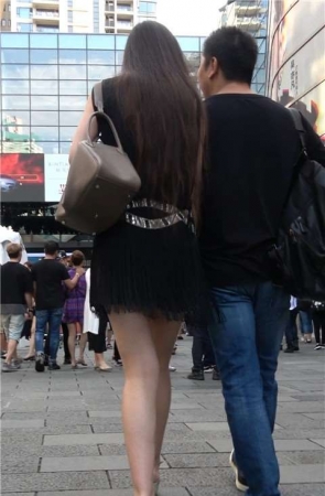 性感高挑身材连衣裙长发街拍美女