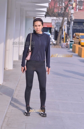 左手倒影赛帖：健美裤紧绷臀性感美女