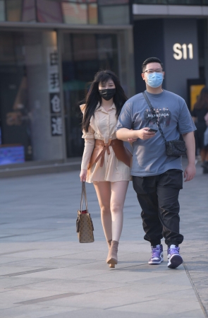 戴着口罩的漂亮小姐姐